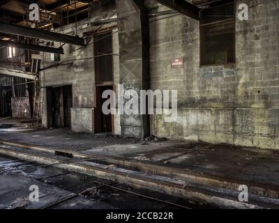 Das Innere des alten verlassenen Fabriklagers. Stockfoto