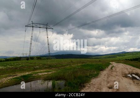 Frühling Wald mit Glade und General Electric power transmission Line, Plana Berg, Bulgarien Stockfoto