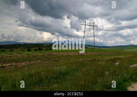 Frühling Wald mit Glade und General Electric power transmission Line, Plana Berg, Bulgarien Stockfoto