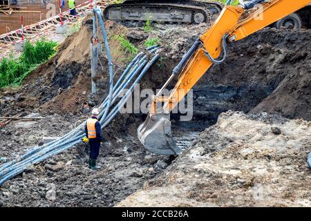 Arbeitscrews führt Aushubarbeiten auf der Baustelle durch. Aushub für Fundament. Stockfoto