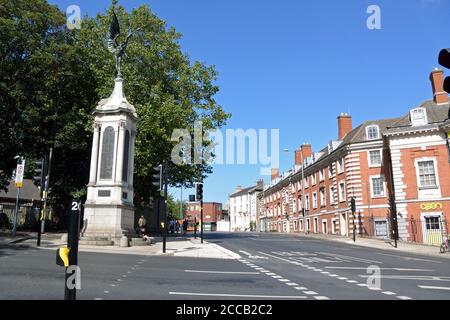 Geflügelte Bronzestatue des Friedens auf einem Granit und Portland Steinsockel, das südafrikanische Burenkriegsdenkmal, Agricultural Hall Plain, Norwich, Norfolk Stockfoto