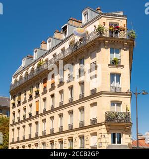 Paris, wunderschönes Gebäude, typische pariser Fassade Stockfoto