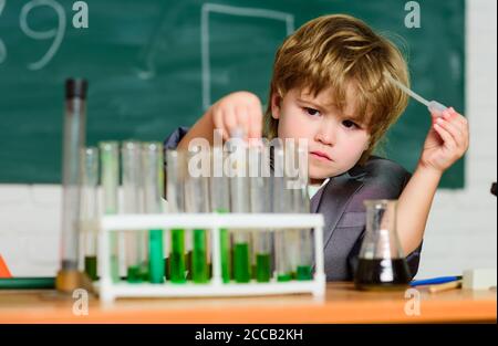 Lernen Sie für die Zukunft. Biologie Wissenschaft. Ergebnis. Medizinisches Konzept. Kleines Genie Kind. Kleiner Junge mit Mikroskop in der Schulstunde. Kleiner Junge studieren Chemie. Medikamente, denen Sie vertrauen können. Stockfoto