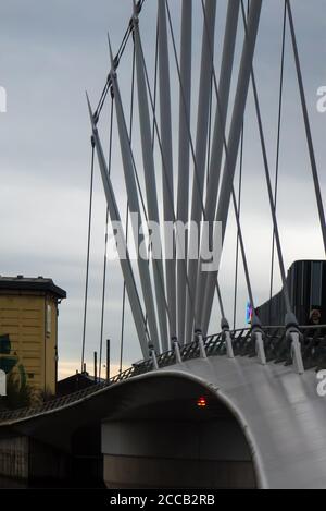 Die Spannweiten der Media City Fußgängerbrücke über den Manchester Ship Canal, Salford, Greater Manchester, England, Großbritannien Stockfoto