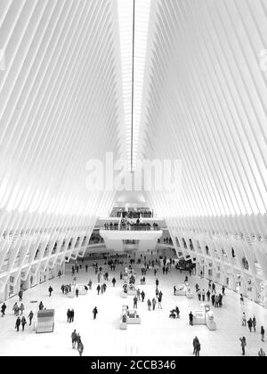 Oculus Interior (Schwarz und Weiß) mit Pendlern, New York City Stockfoto