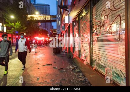 Seattle, USA 30. Mai 2020: Spät abends Plünderungen im westlake-Gebiet während des George Floyd-Protestes. Stockfoto