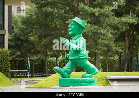 Ein Einheitmann Statue des Ost-Berliner Ampelmann in Berlin, Deutschland. Zum 25. Jahrestag der Wiedervereinigung wurden tausend ausgestellt. Stockfoto