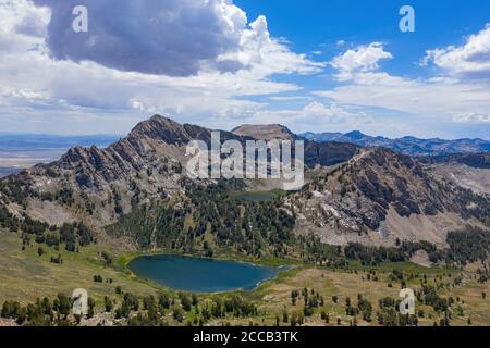 Luftaufnahme des wunderschönen Favre Lake am Ruby Mountain, Nevada, USA Stockfoto