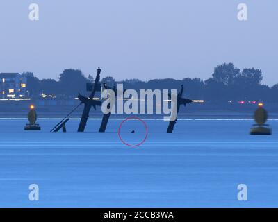 Sheerness, Kent, Großbritannien. August 2020. Supertelefotos des Zweiten Weltkriegs Amerikanisches Freiheitsschiff SS Richard Montgomery auf einer ultra-Ebbe (0,36m) an diesem Abend - der 76. Jahrestag des Schiffes auf der Nore auf Grund und sinkt mit 1,400 Tonnen Sprengstoff noch an Bord. Die Fotos zeigen einen Teil der Schiffsstruktur, der nicht oft zu sehen ist (der kleine Metallabschnitt, der zwischen den Masten ragt). Kredit: James Bell/Alamy Live Nachrichten Stockfoto