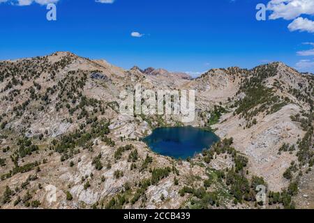 Luftaufnahme des wunderschönen Liberty Lake am Ruby Mountain, Nevada, USA Stockfoto