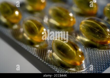 Nahaufnahme der gelatinösen Kapseln mit dem Kabeljau-Leber-Öl-Omega3 in Blister. Selektiver Fokus. Hochwertige Fotos Stockfoto