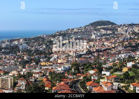 Luftaufnahme von Funchal, der Hauptstadt der Insel Madeira, Portugal, an der Küste des Atlantischen Ozeans. Eine der portugiesischen Haupttouristenattraktionen.Seafront hous Stockfoto