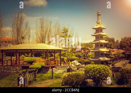 Pavillon und fraktaler Steinturm im japanischen Garten bei Sonnenuntergang in La Serena, Chile Stockfoto