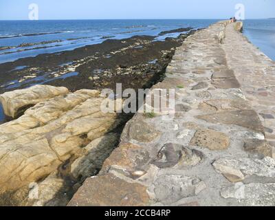 Ein Blick auf den Pier und auf das Meer, während Sie auf dem Hafenende des Piers stehen; St Andrews, Fife, August 2020 Stockfoto