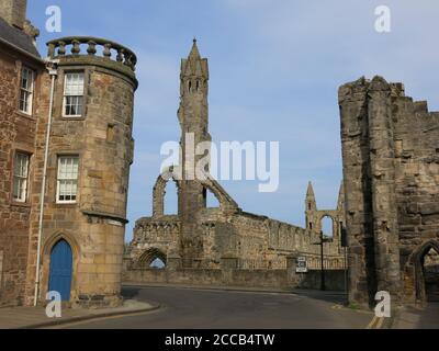 Blick auf den Kathedralenturm in St Andrews, von der South Street mit den Bogengängen aus dem 14. Jahrhundert nach links. Stockfoto