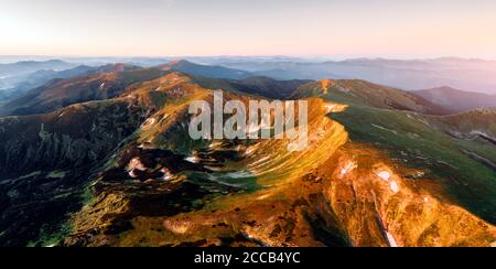 Panorama der Chornohirsky Range in den ukrainischen Karpaten bei Sonnenaufgang. Die höchsten Berge in der Ukraine im Frühling. Landschaftsfotografie Stockfoto