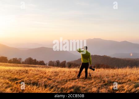 Fotograf, Foto, Herbst Landschaft mit Nebel Gipfeln und Orangenbäumen. Ukrainische Karpaten Stockfoto