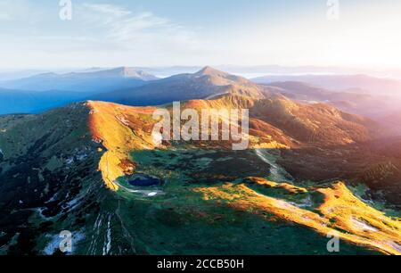 Panorama der Chornohirsky Range in den ukrainischen Karpaten bei Sonnenaufgang. Die höchsten Berge in der Ukraine im Frühling. Landschaftsfotografie Stockfoto