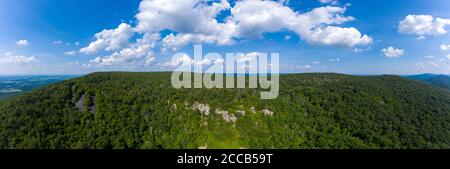 Ein Luftpanorama von Annapolis Rock und South Mountain, gelegen in Washington County, Maryland. Sommersaison. Stockfoto