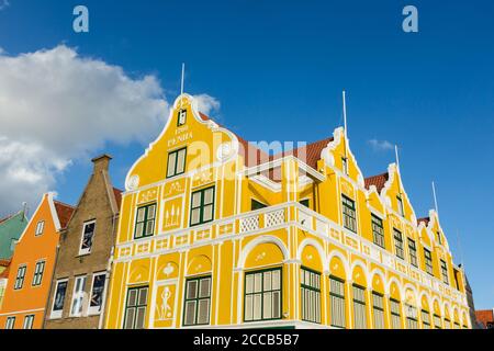 Das Penha-Gebäude wurde 1708 im holländischen Kolonialstil erbaut und ist heute ein Kaufhaus an der Ecke Handelskade und Breedestraat in Willemstad, T Stockfoto