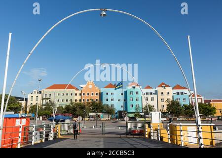 Die Queen Emma Bridge ist eine schwingende Pontonbrücke, die 1888 über die St. Anna Bay gebaut wurde und Otrabanda und Punda in Willemstad, der capi, verbindet Stockfoto