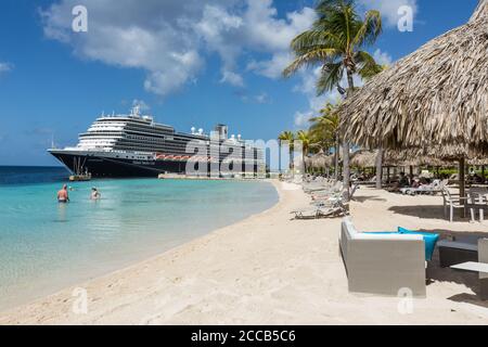 Das Kreuzfahrtschiff der Holland America Line, Koningsdam, dockte in Willemstad an, der Hauptstadt der karibischen Insel Curacao in den Niederländischen Antillen. ICH Stockfoto