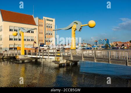 Die freitragende Leonard B. Smith Bridge, über den Eingang zum Waaigat in der Heerenstraat im Punda-Teil von Willemstad, der Hauptstadt der Ca Stockfoto