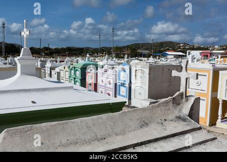 Der Friedhof der katholischen Kirche St. Joseph, eine Pfarrkirche in der Stadt Barber auf der Karibikinsel Curacao in den Niederländischen Antillen. Stockfoto