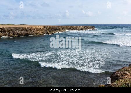 Wellen waschen sich in Boka Ascension, einem Einlass aus dem Karibischen Meer auf der Nordwestseite der Insel Curacao. Es ist ein beliebter Ort zum Spotting se Stockfoto