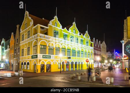 Nachtansicht des Penha-Gebäudes, erbaut 1708 im holländischen Kolonialstil und jetzt ein Kaufhaus an der Ecke Handelskade und Breedestraat in Wille Stockfoto