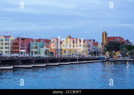 Abendansicht der Queen Emma Bridge, einer schwingenden Pontonbrücke, die ursprünglich 1888 über die St. Anna Bay gebaut wurde und Otrabanda und Punda in Wil verbindet Stockfoto