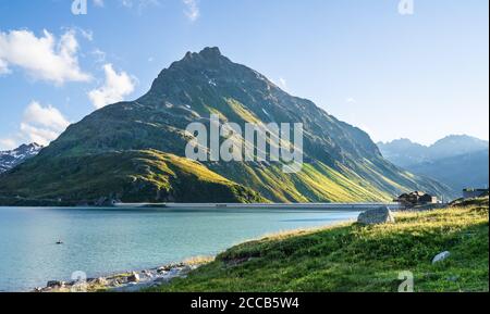 Silvretta Stausee In Den Bergen. Österreichische Alpen Reisehintergrund Stockfoto