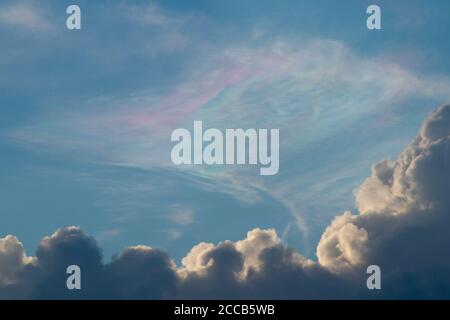 Bunte Wolke irisierenden oder irisierenden Stockfoto