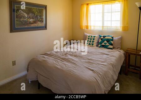 Elko, 9. AUGUST 2020 - Innenansicht eines airbnb Farmzimmers Stockfoto