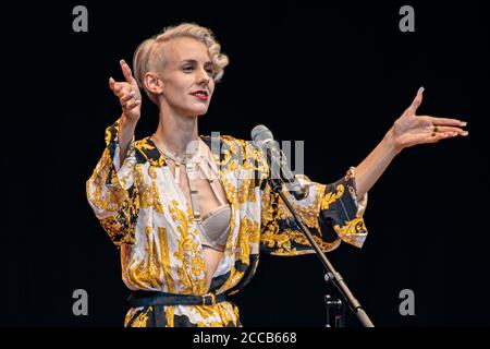 Lisa Eckhart bei dem Soloprogramm 'Lisa Eckhart - die Vorteile des Lasters' in der Freilichtbühne Junge Garde. Dresden, 20.08.2020 Stockfoto