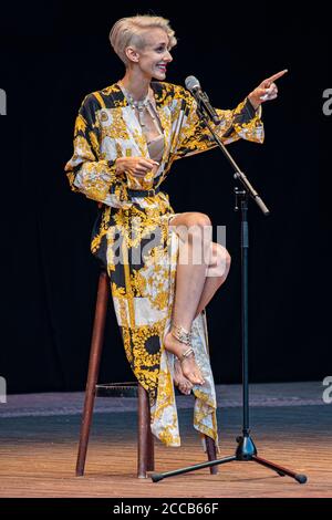 Lisa Eckhart bei dem Soloprogramm 'Lisa Eckhart - die Vorteile des Lasters' in der Freilichtbühne Junge Garde. Dresden, 20.08.2020 Stockfoto