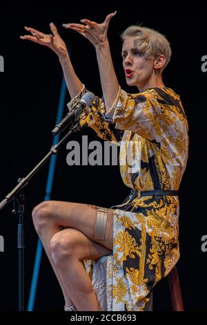 Lisa Eckhart bei dem Soloprogramm 'Lisa Eckhart - die Vorteile des Lasters' in der Freilichtbühne Junge Garde. Dresden, 20.08.2020 Stockfoto