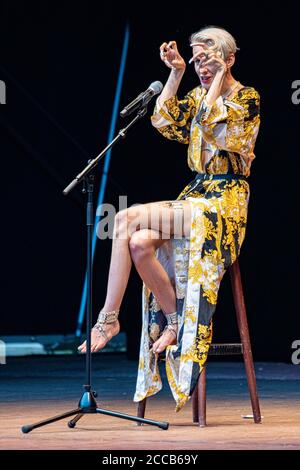 Lisa Eckhart bei dem Soloprogramm 'Lisa Eckhart - die Vorteile des Lasters' in der Freilichtbühne Junge Garde. Dresden, 20.08.2020 Stockfoto