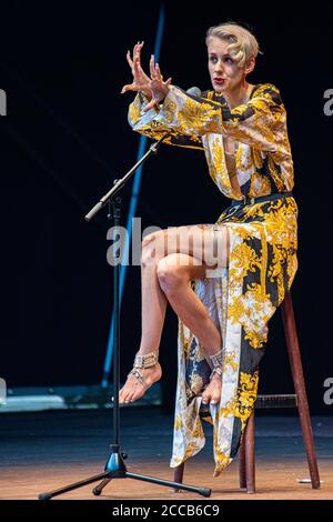 Lisa Eckhart bei dem Soloprogramm 'Lisa Eckhart - die Vorteile des Lasters' in der Freilichtbühne Junge Garde. Dresden, 20.08.2020 Stockfoto