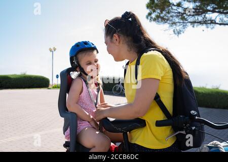 Mutter Reiten Fahrrad Draußen Mit Kind. Glückliche Menschen Beim Sport Stockfoto