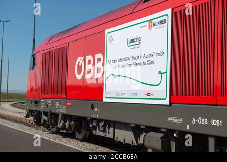 Wien, Österreich. August 2020. Ein Güterzug mit "Made in Austria"-Waren bereitet sich auf die Abfahrt vom Wiener Südterminal nach China, in Wien, Österreich, am 20. August 2020 vor. Ein Zug, der mit Fasern und Zellstoff für Textilien beladen war, fuhr am Donnerstag aus dem Wiener Südterminal nach China und fuhr zum ersten Mal einen Zug mit ausschließlich "Made in Austria"-Waren vom Alpenland nach China. Quelle: Xinhua/Alamy Live News Stockfoto