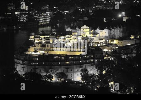 City Palace Nacht Blick von Shri Manshapurna Karni Mata Tempel für Stadt - Udaipur Indien. Stockfoto