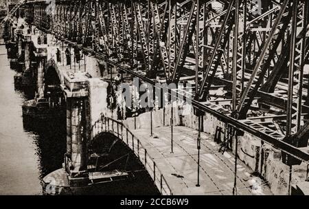 Waterloo Bridge überquert die Themse zwischen Blackfriars Bridge und Hungerford Bridge in London. Aus Sicherheitsgründen beschloss der Londoner County Council, die Brücke abzureißen und durch eine neue Struktur zu ersetzen, die Sir Gilbert Scott in den 1930er Jahren entworfen hatte. Das Projekt wurde wegen des Zweiten Weltkriegs auf Eis gelegt, aber eine provisorische Stahlbrücke wurde installiert. Stockfoto