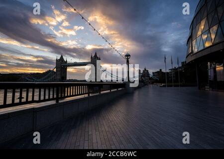 London, Großbritannien. August 2020. UK Wetter: Sonnenaufgang über der Tower Bridge. Der letzte Regen von gestern Wolken klar über der Tower Bridge und der City of London machen Platz für warmen Sonnenschein und klaren Himmel. Die Hauptstadt ist unheimlich ruhig, da die üblichen Pendler und Touristen weg von der Stadt bleiben. Kredit: Celia McMahon/Alamy Live Nachrichten Stockfoto