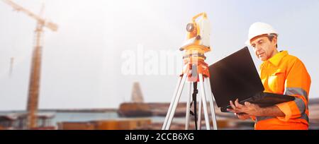 Land Surveyor Mit Laptop-Computer-Software Auf Baustelle Stockfoto