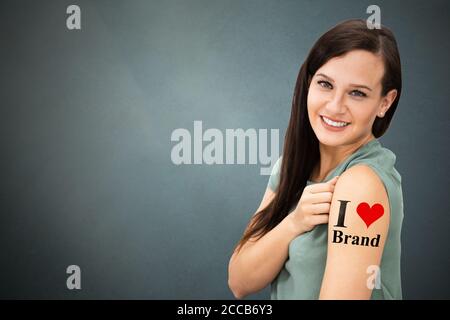 Tattoo Auf Young Arm Oder Hand. Kundentreue Stockfoto