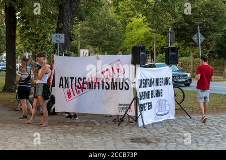 Demonstration gegen die Veranstaltung: Lisa Eckhart - die Vorteile des Lasters in der Freilichtbühne Junge Garde in Dresden.20.08.2020 Stockfoto