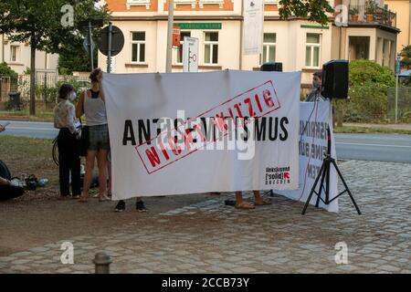 Demonstration gegen die Veranstaltung: Lisa Eckhart - die Vorteile des Lasters in der Freilichtbühne Junge Garde in Dresden.20.08.2020 Stockfoto