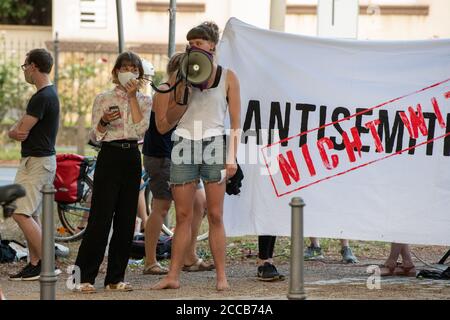 Demonstration gegen die Veranstaltung: Lisa Eckhart - die Vorteile des Lasters in der Freilichtbühne Junge Garde in Dresden.20.08.2020 Stockfoto