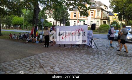 Demonstration gegen die Veranstaltung: Lisa Eckhart - die Vorteile des Lasters in der Freilichtbühne Junge Garde in Dresden.20.08.2020 Stockfoto